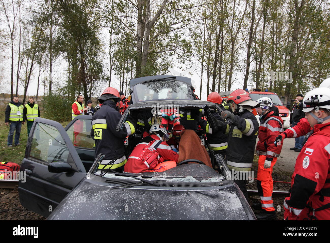 Danzig, Polen 27. Oktober 2012 bundesweit nichtstaatlichen Rettungsteams Manöver "Reborn 2012".  Rettungs-Aktion nach Dummy-Unfall auf einem Bahnübergang. Stockfoto