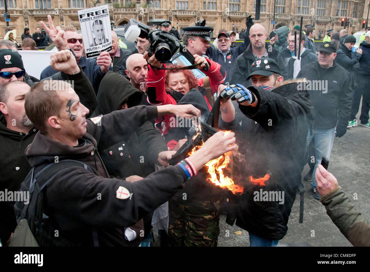 London, UK. 27.10.12. Nach Ausschluss von marschieren in Walthamstow, brennen die rechtsextremen islamfeindlichen English Defence League was sie behaupten eine islamistische Flagge gegenüber der Houses of Parliament. Stockfoto