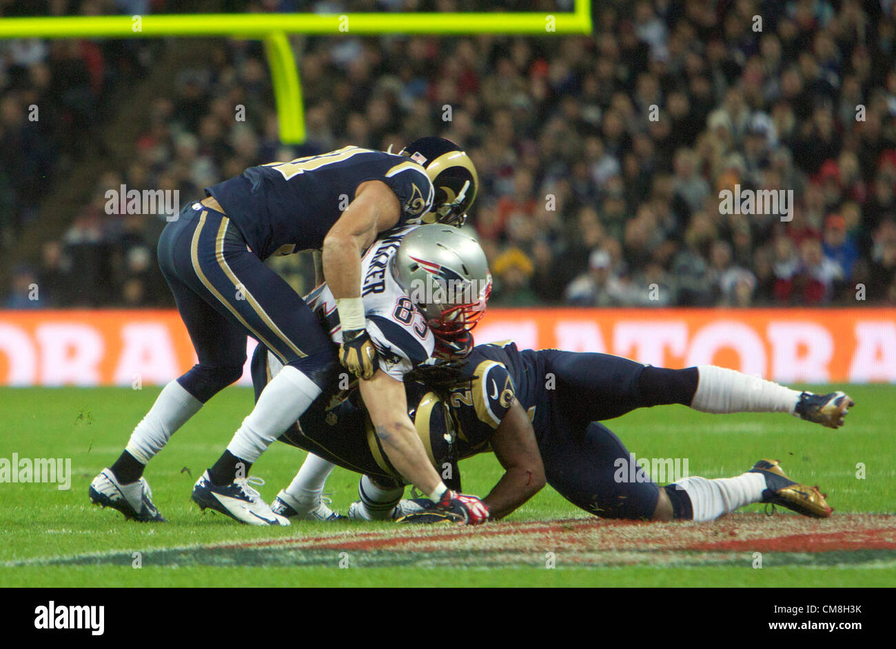 28.10.2012 London, England.  NE Patrioten WR Wes Welker in Angriff genommen wird durch die Rams Verteidigung während der NFL International Series 2012 Spiel zwischen The Bill Belichick und Tom Brady führte New England Patriots und die St. Louis Rams von Wembley-Stadion. Stockfoto