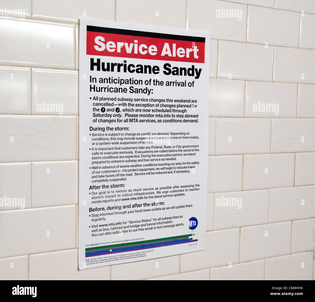 New York City, USA. 28. Oktober 2012. Melden Sie sich in einer New Yorker u-Bahn-Station Ankündigung der Schließung des öffentliches Verkehrsmittel um 19:00 am Sonntag, den 28. Oktober in Erwartung von Hurrikan Sandy Überschwemmungen. Niederschlag wird voraussichtlich Ende Sonntag oder Montag früh in New York City mit einer erwarteten Sturmflut von 6 bis 11 Fuß beginnen. Stockfoto