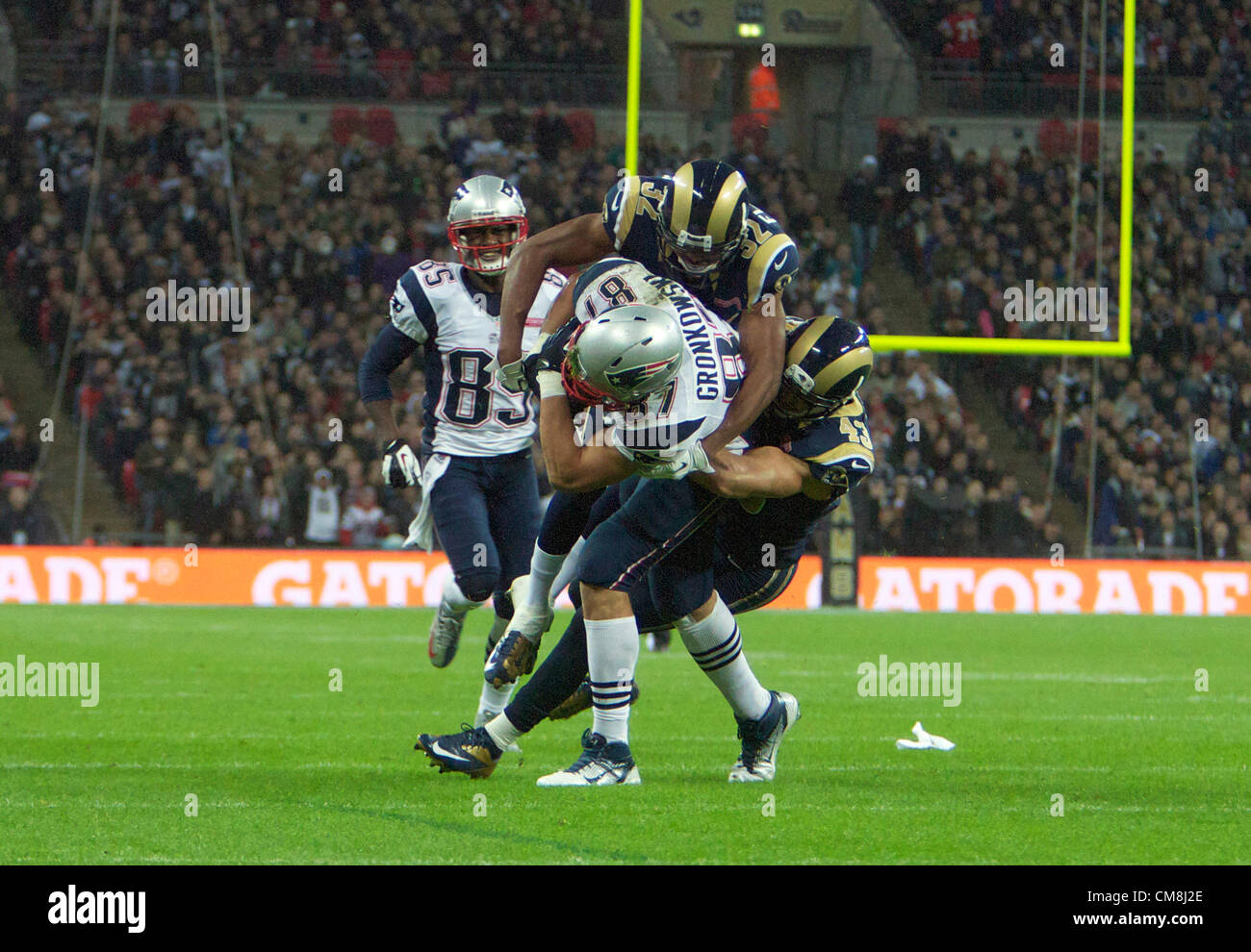 28.10.2012 London, England.  NE Patrioten TE Rob Gronkowski angegangen von Rams Verteidigung während der NFL International Series 2012 Spiel zwischen The Bill Belichick und Tom Brady führte New England Patriots und die St. Louis Rams von Wembley-Stadion. Stockfoto