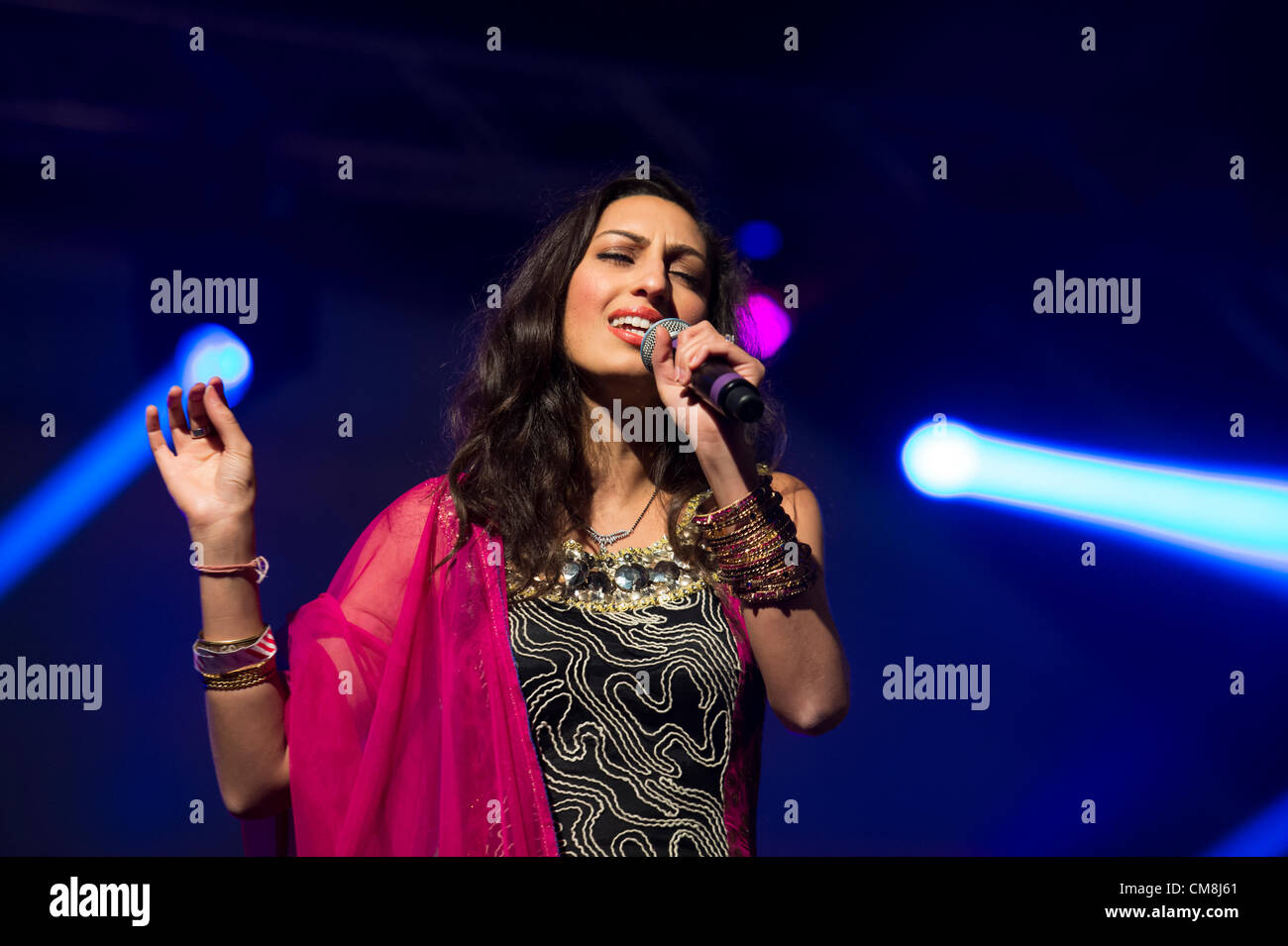 28. Oktober 2012, London, UK. Jedes Jahr wird das Hindhu-Festival der Lichter oder Diwali, auf dem Trafalgar Square in ein Joint Venture zwischen der Bürgermeister von London und Diwali in London gefeiert. In diesem Jahr eröffnet mit traditionellen Garba tanzen auf dem Platz, die Party begann, vor der offiziellen Eröffnung der stellvertretende Bürgermeister von London. Eine Reihe von Gesetzen gefolgt von örtlichen Schulen internationale asiatische Musikstars. Gezeigt wird hier Sänger Shivali, Stockfoto