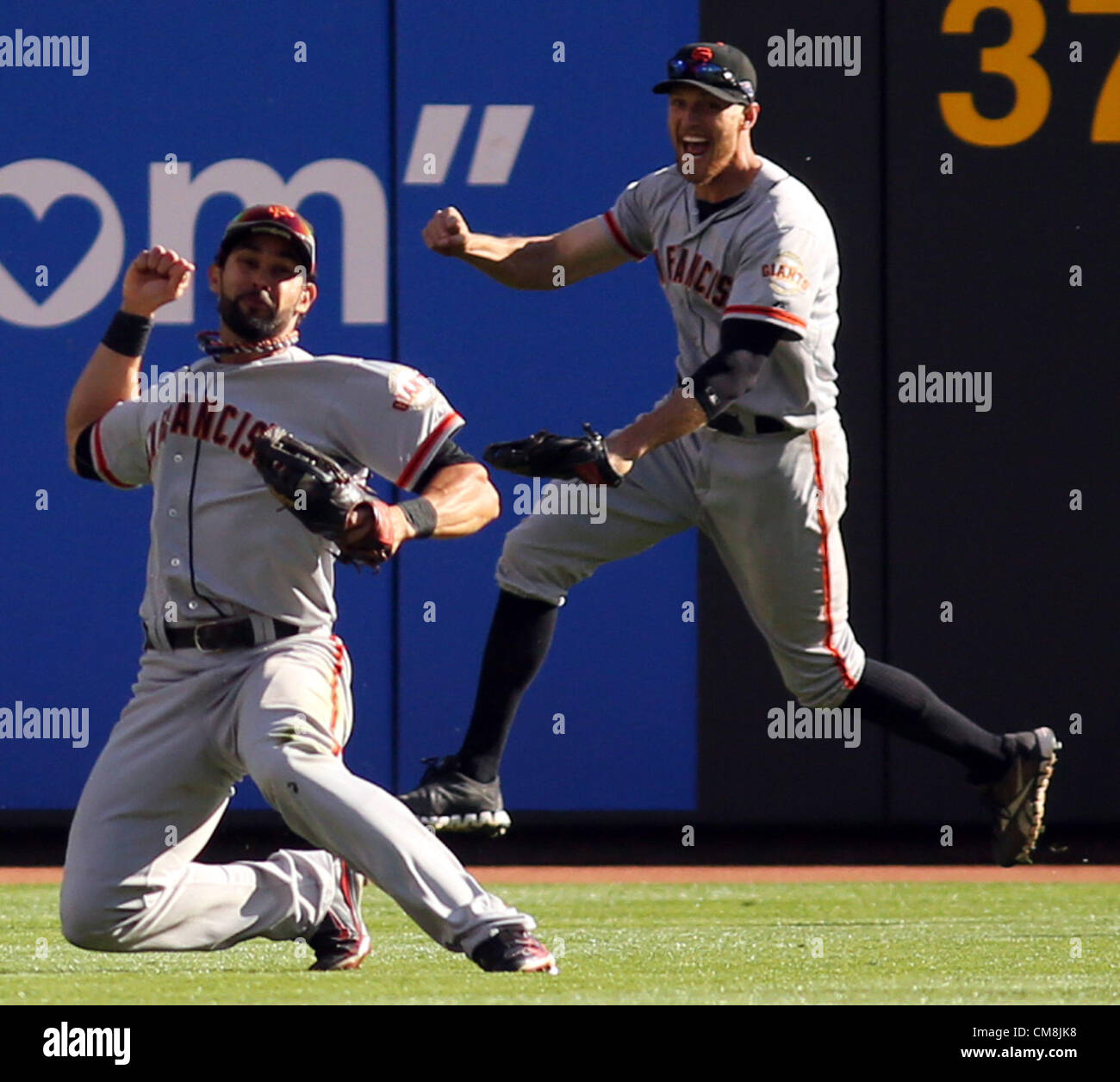 28. Oktober 2012 - Cincinnati, Ohio, USA - San Francisco Giants 16 PAGAN ANGEL pop-up und zölibatäre nach Cincinnati Reds Dioner Navarro das Drittel des 8. Inning machen einen verschiebbaren Haken einen Fly Ball getroffen werden. Als die Riesen die Reds 6 bis 4 schlagen gewinnen die NLDS auf Donnerstag, 11. Oktober 2012 in Cincinnati, Ohio. Als Teamkollege BUSTER POSEY zölibatäre mit ihm auf dem Spiel. (Bild Kredit: Ernest Coleman/ZUMAPRESS.com)/ © Alamy live-Nachrichten. Stockfoto