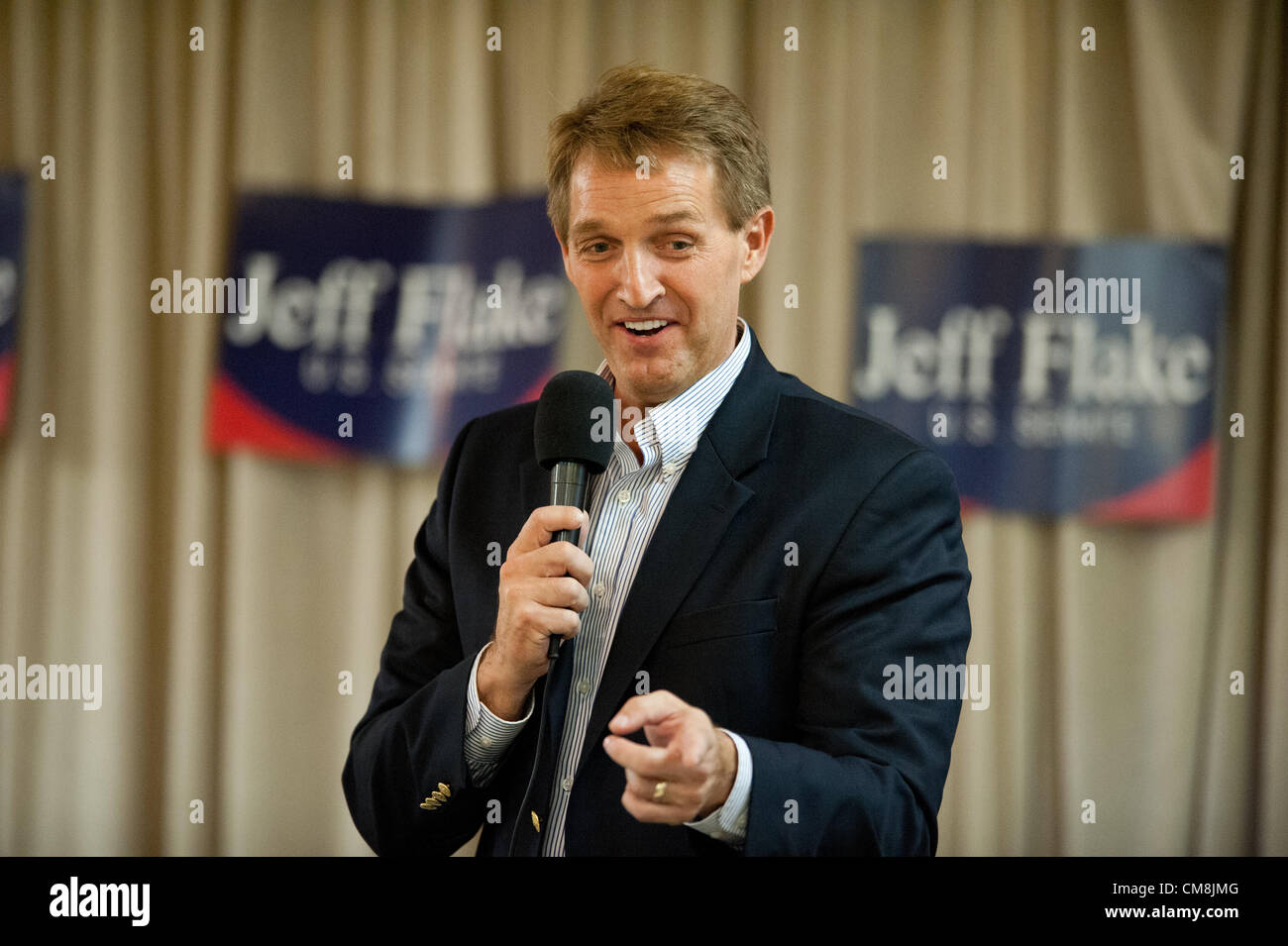 28. Oktober 2012 - warb Tucson, Arizona, USA - Rep JEFF FLAKE (R -ARIZ), der GOP Kandidat für offenen Senatssitz Arizonas in einem Veterans of Foreign Wars Kapitel Haus in Tucson, Arizona  McCain beschuldigte Präsident Obama der beiden Pflichtverletzung, bereits im Oktober der Öffentlichkeit oder beide über Bengasi Botschaft Tötungen liegen. (Kredit-Bild: © wird Seberger/ZUMAPRESS.com) Stockfoto