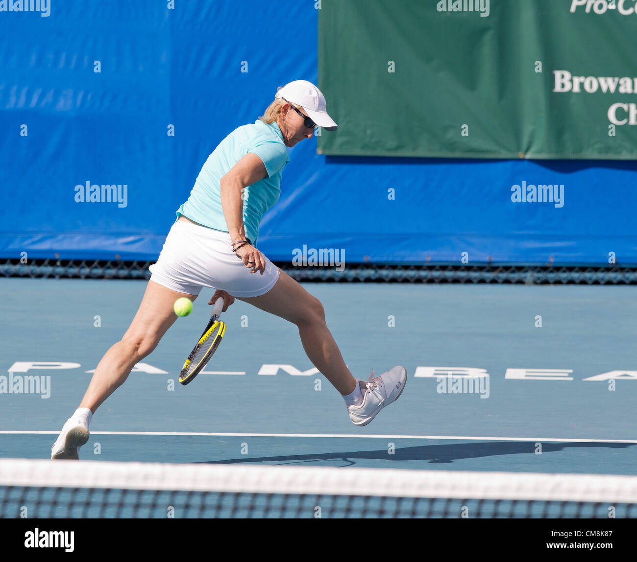 27. Oktober 2012 kehrt zurück - Delray Beach, Florida, USA - MARTINA NAVRATILOVA einen Ball zwischen die Beine während ihres Spiels bei der 2012 Chris Evert/Raymond James Pro-Celebrity Tennis Classic schlagen. (Kredit-Bild: © Fred Mullane/ZUMAPRESS.com) Stockfoto