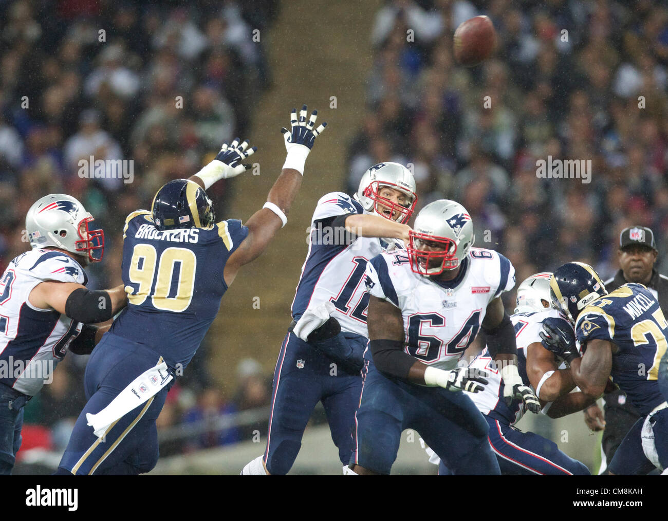 28.10.2012 London, England.  NE Patrioten QB Tom Brady während der NFL International Series 2012 Spiel zwischen The Bill Belichick und Tom Brady führte die New England Patriots und die St. Louis Rams von Wembley-Stadion. Stockfoto