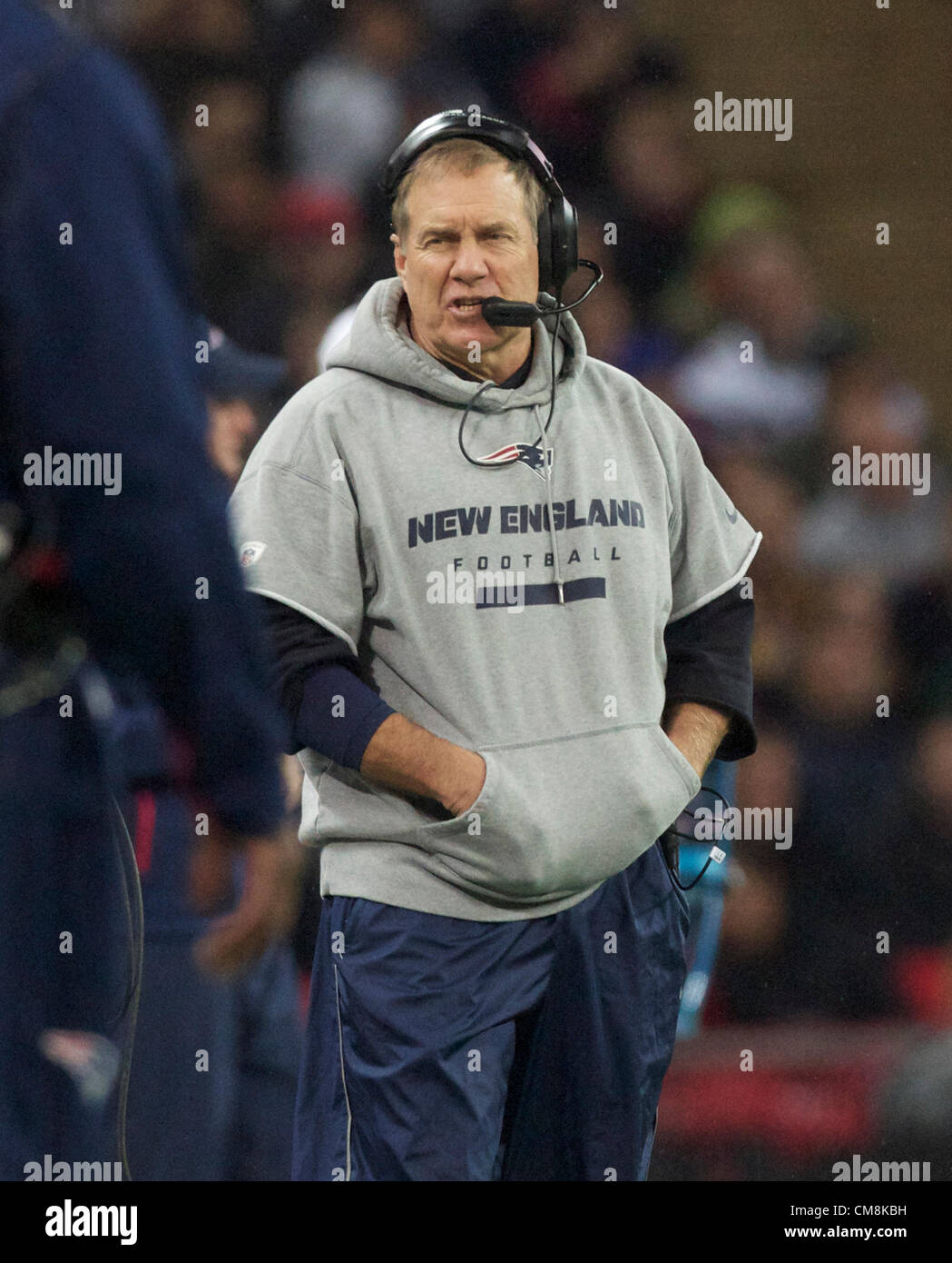 28.10.2012 London, England.  NE Patriotrs Cheftrainer Bill Belichick während der NFL International Series 2012 Spiel zwischen The Bill Belichick und Tom Brady führte die New England Patriots und die St. Louis Rams von Wembley-Stadion. Stockfoto