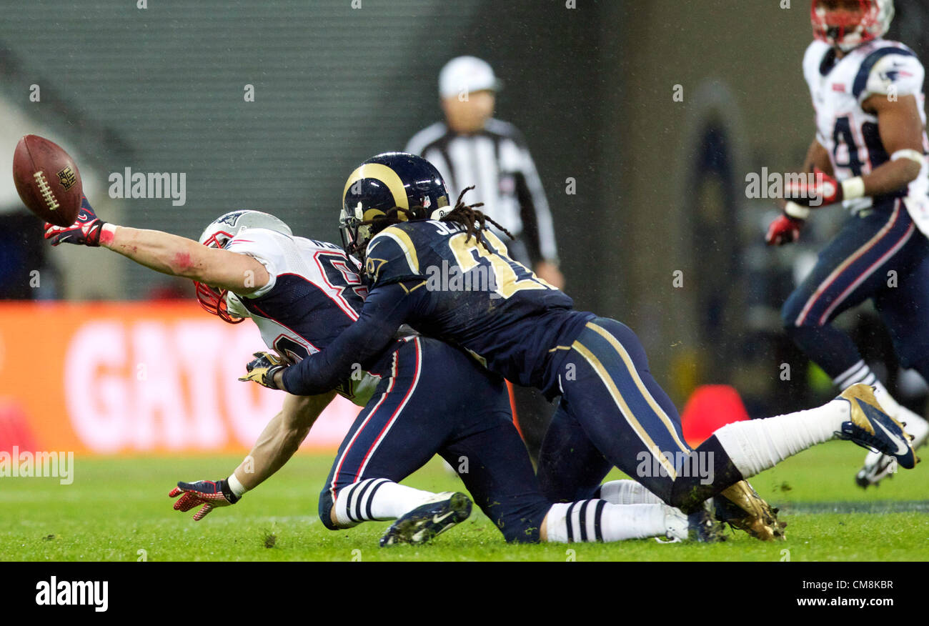 28.10.2012 London, England.  NE Patrioten WR Wes Welker fummelt unter Druck Form Rams Trumaine Jenkins während der NFL International Series 2012 Spiel zwischen The Bill Belichick und Tom Brady führte die New England Patriots und die St. Louis Rams von Wembley-Stadion. Stockfoto