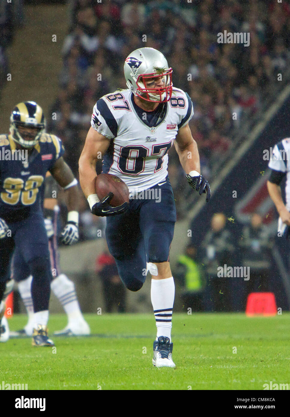 28.10.2012 London, England. NE Patrioten TE Rob Gronkowski auf eine Flucht, die endet in einem TD während der NFL International Series 2012 Spiel zwischen The Bill Belichick und Tom Brady führte New England Patriots und die St. Louis Rams von Wembley-Stadion. Stockfoto