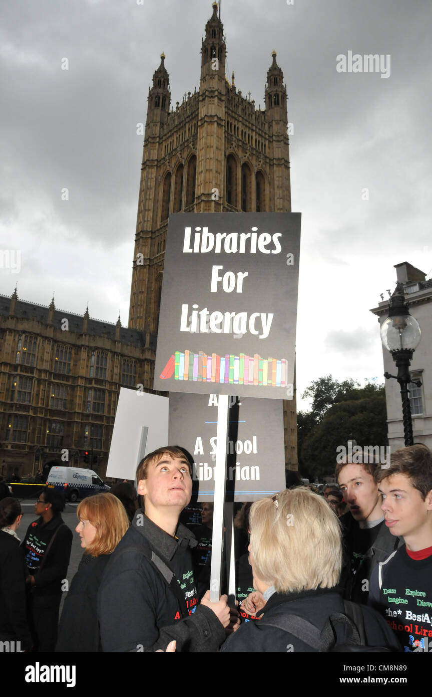 Westminster, London, UK. 29. Oktober 2012. Schule Bibliothekare halten Banner außerhalb des Parlaments, kurz bevor sie ihre MPs. Schule Bibliothekare Lobby lobby ihre Abgeordneten Bibliothek Zugang für Kinder in den Schulen zu verbessern. Stockfoto