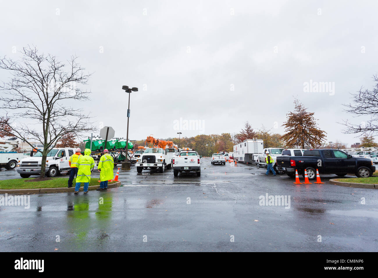 Paramus, New Jersey, USA. 29. Oktober 2012. In Erwartung von Hurrikan Sandy öffentlich-rechtlichen Electric and Gas (PSE & G) Unternehmen, New Jersey größte Elektro- und Gas-Dienstprogramm ist Notfall Vorbereitungen hochfahren. PSE & G hat mehr als 1.300 Linemen und 600 Baum Auftragnehmer Dienstprogramme in andere Staaten zur Unterstützung der lokalen Mannschaften gebeten. Stockfoto
