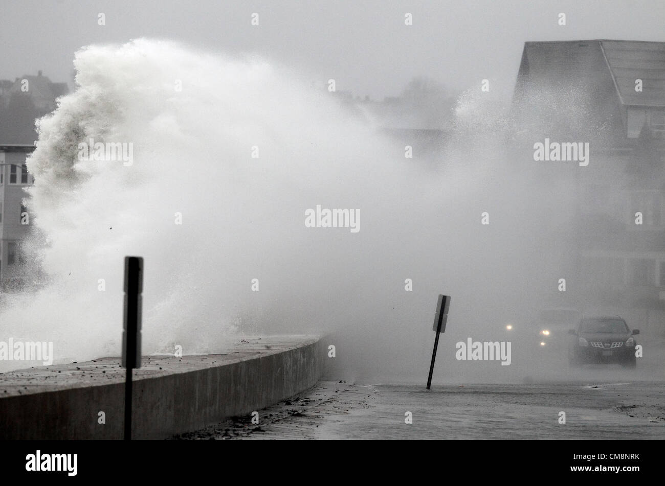 Winthrop, Massachusetts, USA. Wellen, die durch starke Winde vom Hurrikan Sandy Absturz Überfahren der Ufermauer in Winthrop, Massachusetts, Montag, 29. Oktober 2012. Das große Wettersystem wird voraussichtlich Landfall in südlichem New Jersey späten Montag machen und Wetter entlang der Ostküste der Vereinigten Staaten betrifft. Stockfoto