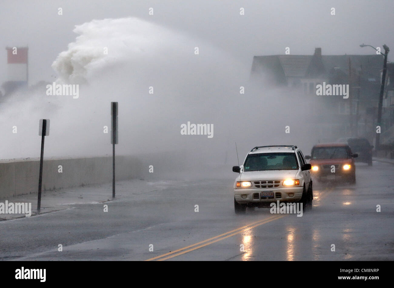 Winthrop, Massachusetts, USA. Wellen, die durch starke Winde vom Hurrikan Sandy Absturz Überfahren der Ufermauer in Winthrop, Massachusetts, Montag, 29. Oktober 2012. Das große Wettersystem wird voraussichtlich Landfall in südlichem New Jersey späten Montag machen und Wetter entlang der Ostküste der Vereinigten Staaten betrifft. Stockfoto