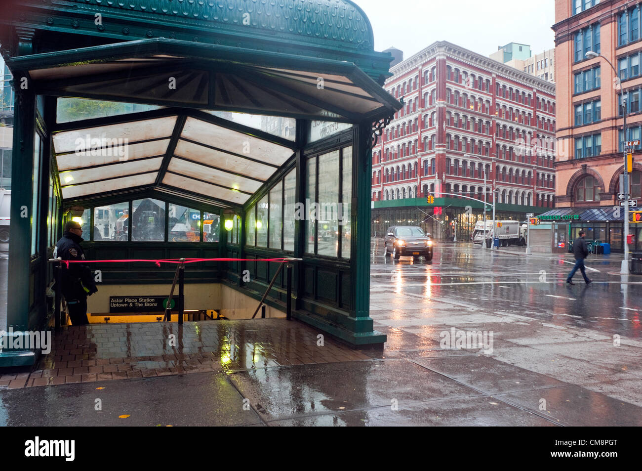 New York, NY - 29. Oktober 2012 geschlossen u-Bahnstation am Astor Place während Hurrikan Sandy Stockfoto