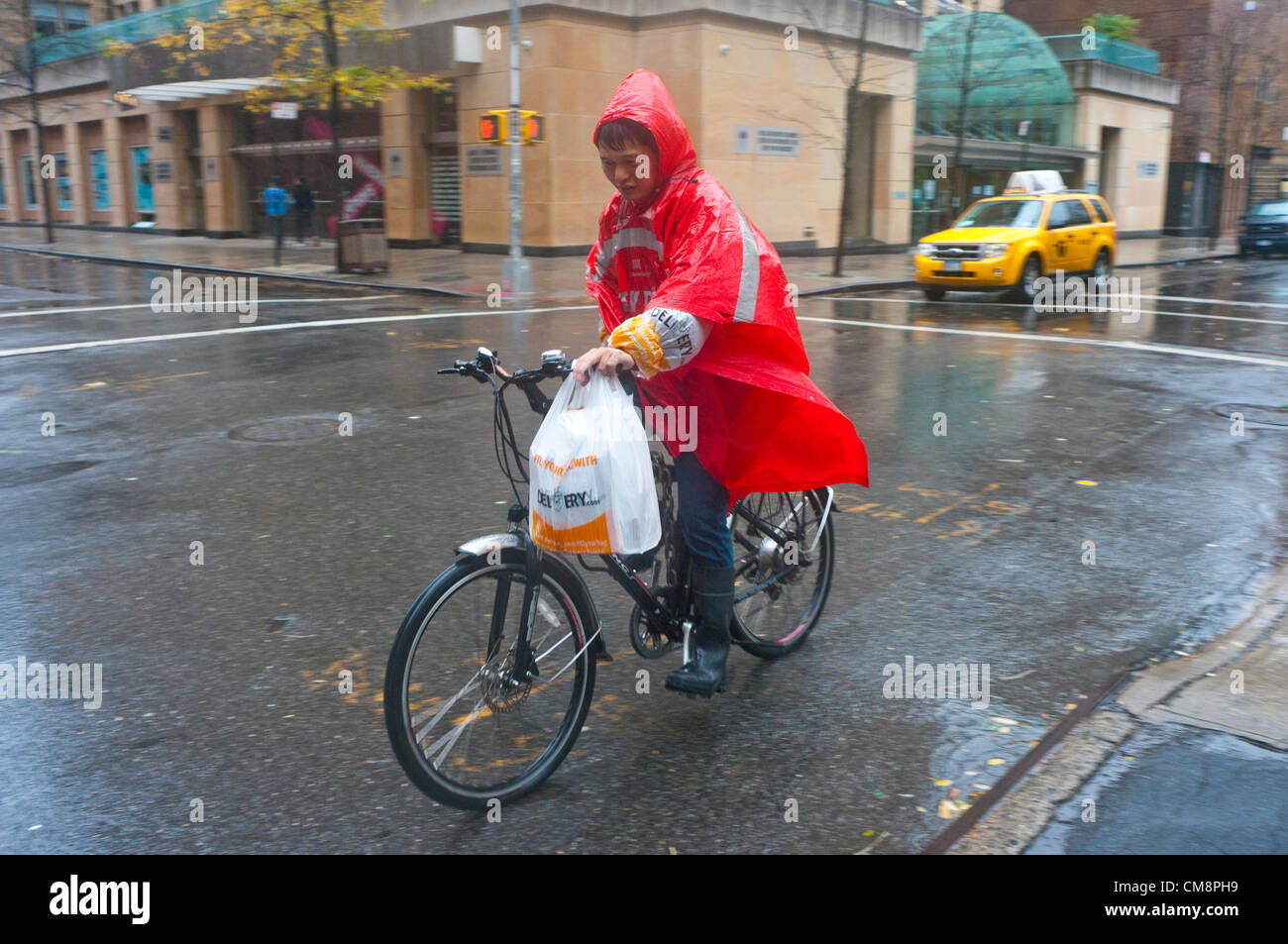 New York, NY - 29. Oktober 2012 Mann liefern Essen auf ein Elektrofahrrad während Hurrikan Sandy. Stockfoto