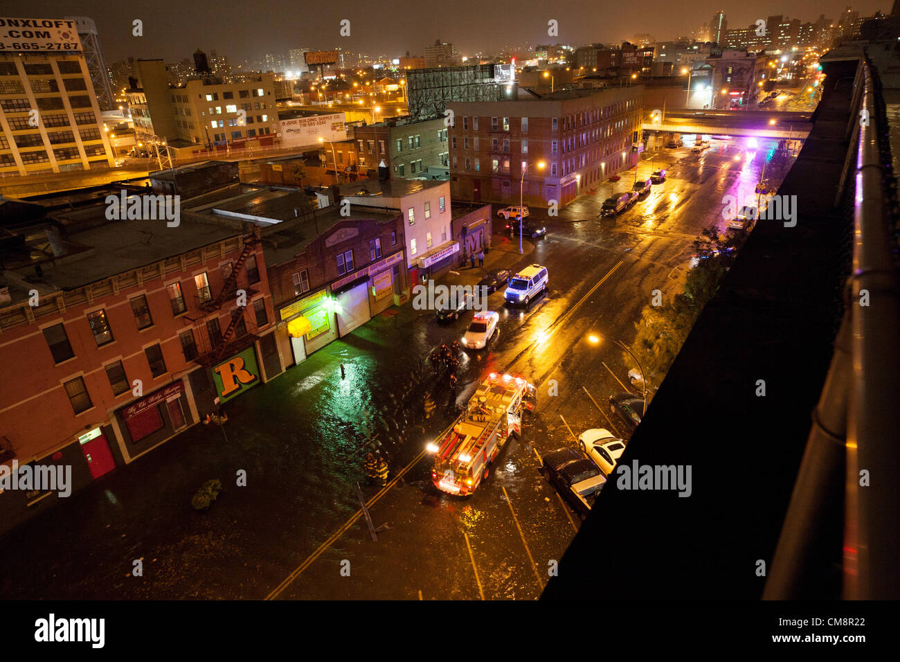 29. Oktober 2012. Überschwemmungen durch Hurrikan Sandy in New York City, USA. Polizei und Feuerwehr reagiert indem Sie Straßen Herunterfahren. Stockfoto