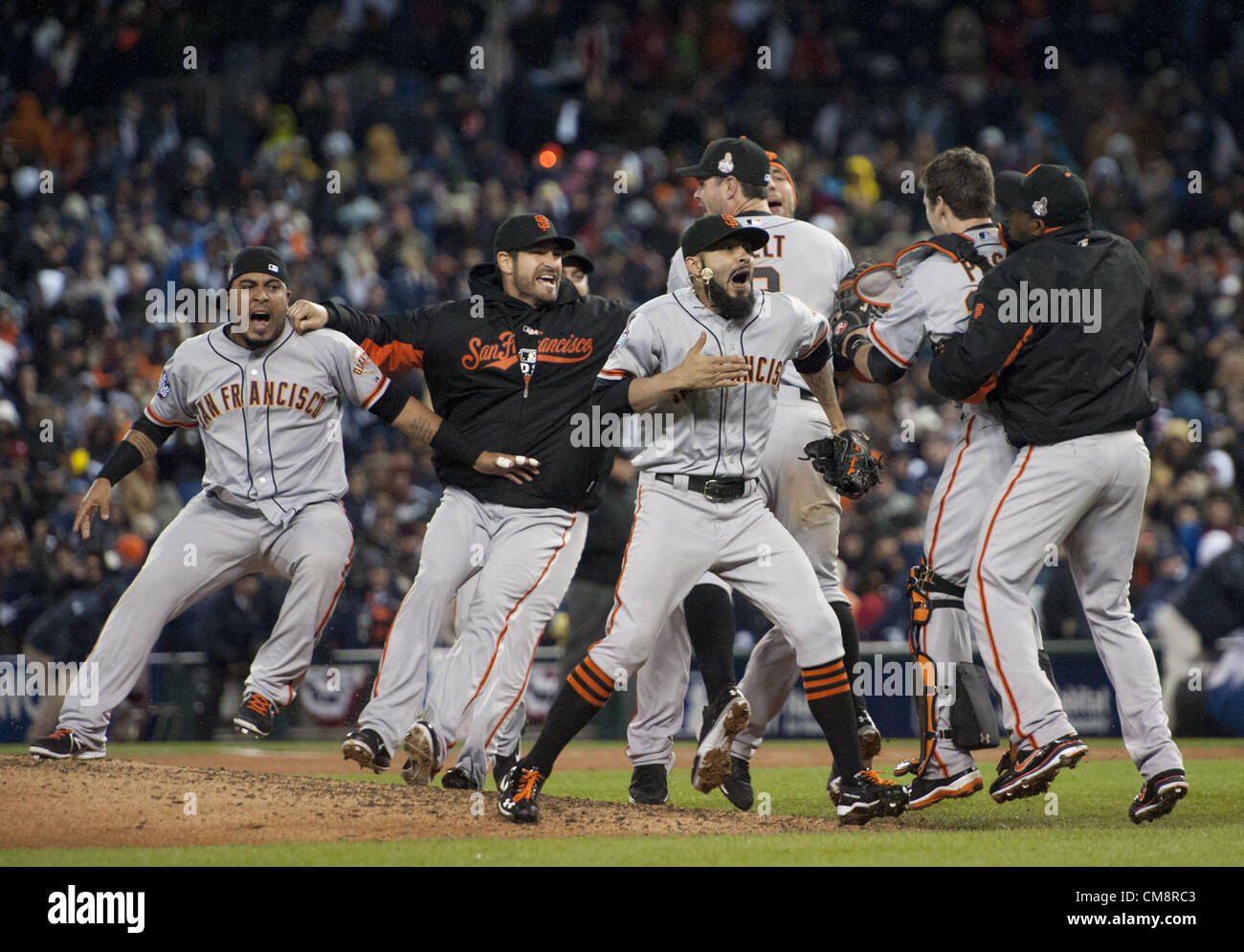 28.10.2012. Detroit, Michigan, USA. Riesen-Team-Mitglieder zu feiern, wie die San Francisco Giants die Detroit Tigers 4: 3 in Spiel 4 der World Series im Comerica Park in Detroit, Michigan auf Sonntag, 28. Oktober 2012 schlagen Stockfoto