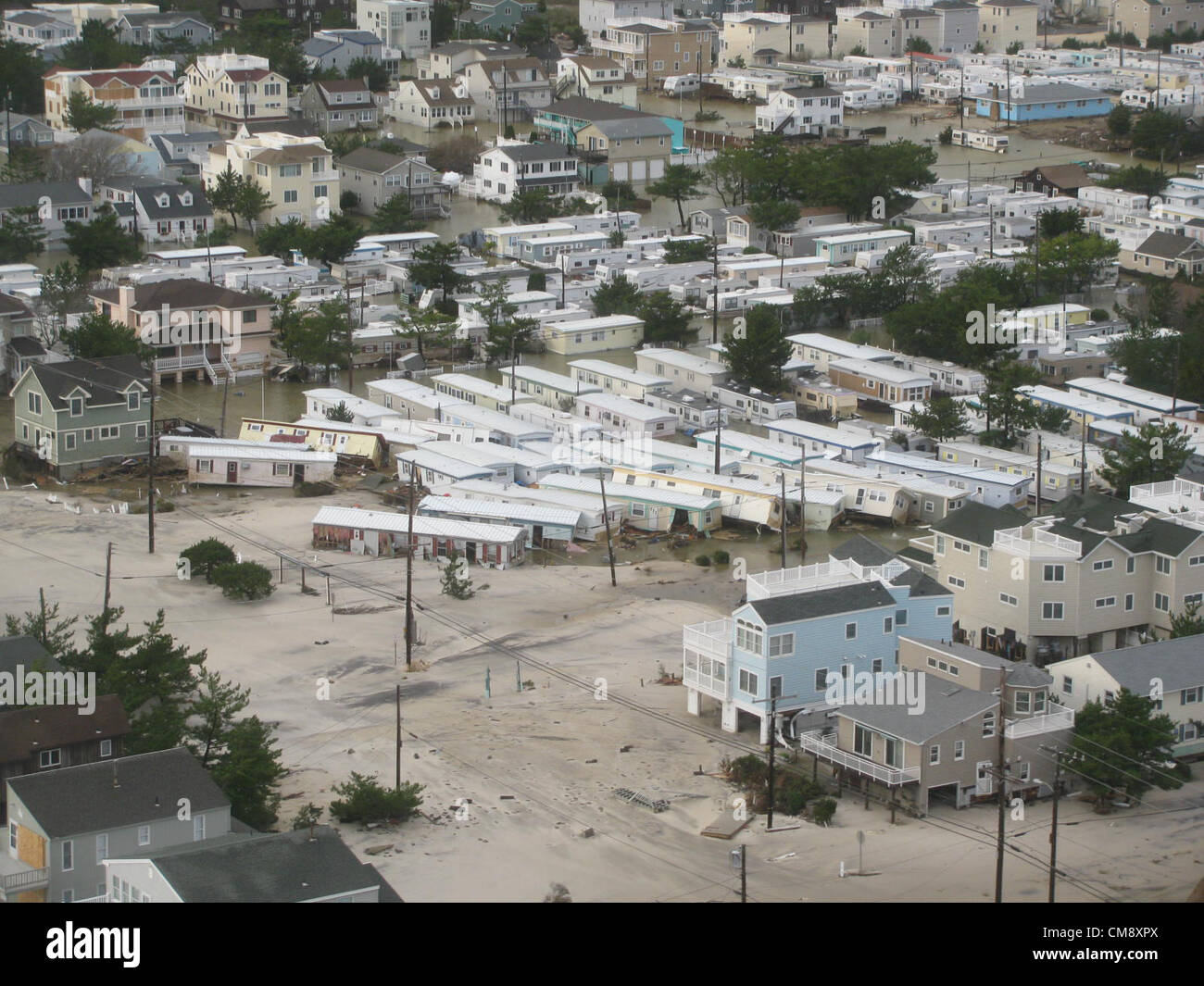 Häuser werden verdrängt in Brigantine, N.J., 30. Oktober 2012, nachdem Hurrikan Sandy Landfall auf der südlichen Küste von New Jersey, USA 29. Oktober 2012 vorgenommen. Das Foto wurde von einem Küstenwache Crewmitglied an Bord ein MH-65 Dolphin-Helikopter von der Coast Guard Air Station Atlantic City während einer Überschwemmung Bewertung Flug übernommen. Bildnachweis: Archiv Bild / U.S. Coast Guard Stockfoto