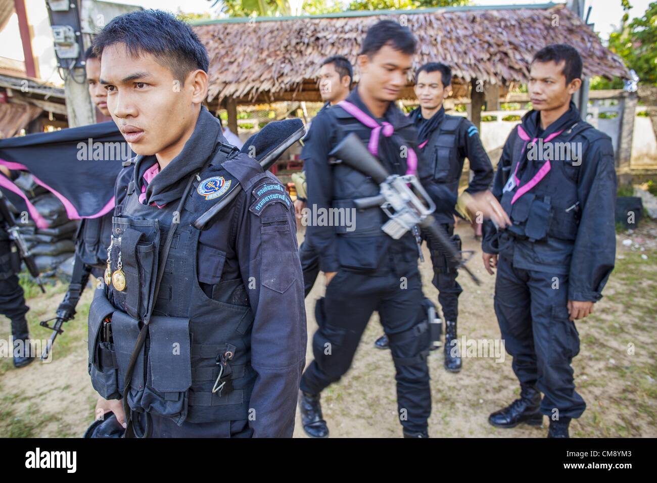 31. Oktober 2012 - Yarang, Pattani, Thailand - thailändische Soldaten darauf vorbereiten, die Dorfbewohner von Wat Kohwai in einer Prozession zum Yala für Ok Phansa begleiten. OK Phansa markiert das Ende der buddhistischen "Verliehen" und fällt auf den Vollmond des elften Mondmonats (Oktober). Es ist ein Tag der fröhlichen Feier und Verdienst-Herstellung. Für die Mitglieder des Wat Kohwai, in Yarang Bezirk von Pattani war es ein noch spezieller, denn es war das erste Mal in acht Jahren, die sie Ok Phansa feiern konnten. Die buddhistische Gemeinschaft ist umgeben von muslimischen Dörfern und es wurde zu gefährlich, die ausgelassene Feier zu halten Stockfoto