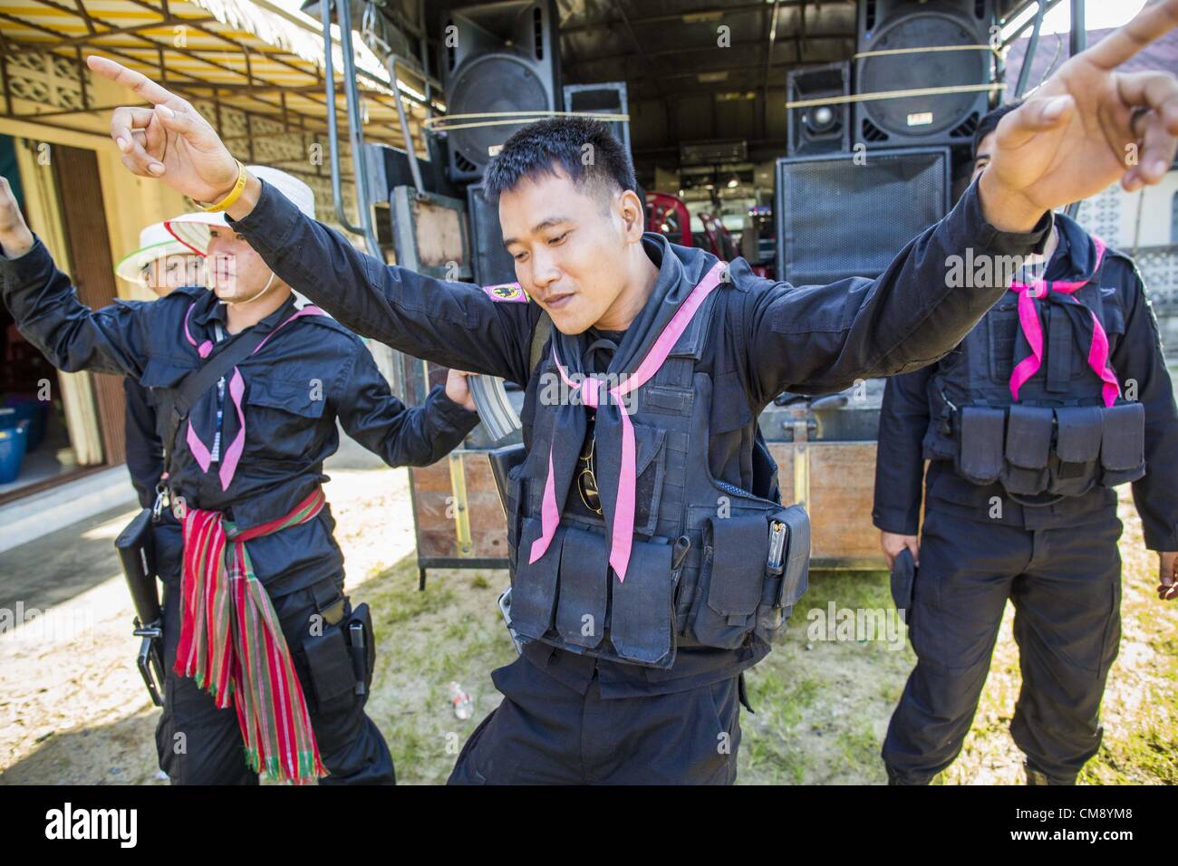 31. Oktober 2012 - Yarang, Pattani, Thailand - thailändische Soldaten tanzen und entspannen, bevor im Tempel vor eskortieren Dorfbewohner von Wat Kohwai in einer Prozession zum Yala für Ok Phansa. OK Phansa markiert das Ende der buddhistischen "Verliehen" und fällt auf den Vollmond des elften Mondmonats (Oktober). Es ist ein Tag der fröhlichen Feier und Verdienst-Herstellung. Für die Mitglieder des Wat Kohwai, in Yarang Bezirk von Pattani war es ein noch spezieller, denn es war das erste Mal in acht Jahren, die sie Ok Phansa feiern konnten. Die buddhistische Gemeinschaft von muslimischen Dörfern umgeben und es ist zu gefährlich gewesen Stockfoto