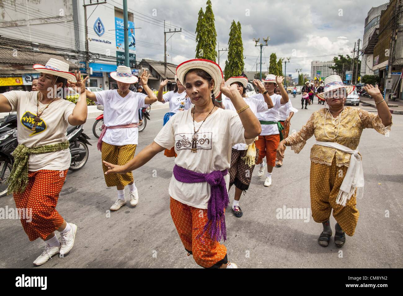 31. Oktober 2012 - Yala, Yala, Thailand - Dorfbewohner von Wat Kohwai tanzen sie durch Yala für Ok Phansa verarbeiten. OK Phansa markiert das Ende der buddhistischen "Verliehen" und fällt auf den Vollmond des elften Mondmonats (Oktober). Es ist ein Tag der fröhlichen Feier und Verdienst-Herstellung. Für die Mitglieder des Wat Kohwai, in Yarang Bezirk von Pattani war es ein noch spezieller, denn es war das erste Mal in acht Jahren, die sie Ok Phansa feiern konnten. Die buddhistische Gemeinschaft ist umgeben von muslimischen Dörfern und es wurde zu gefährlich, die ausgelassene Feier wegen der muslimischen Ausgleichsarbeiten halten Stockfoto