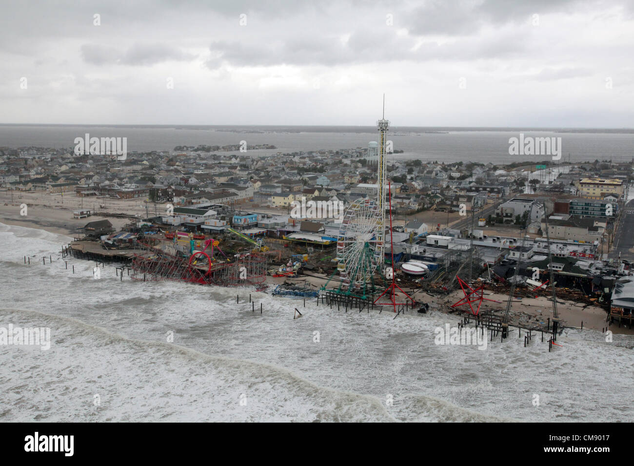 Luftaufnahmen der Schäden durch Hurrikan Sandy an der New Jersey Küste während einer Suche und Rettung Mission von 1-150 Assault Helicopter Battalion, New Jersey Army National Guard, Okt. 30, 2012.Aerial Blick auf die Schäden durch Hurrikan Sandy auf der New Jersey Küste während einer Suche und Rettung Mission von 1-150 Assault Helicopter Battalion, New Jersey Army National Guard genommen , 30. Oktober 2012. (Foto: U.S. Air Force Master Sgt. Mark C. Olsen /) Stockfoto
