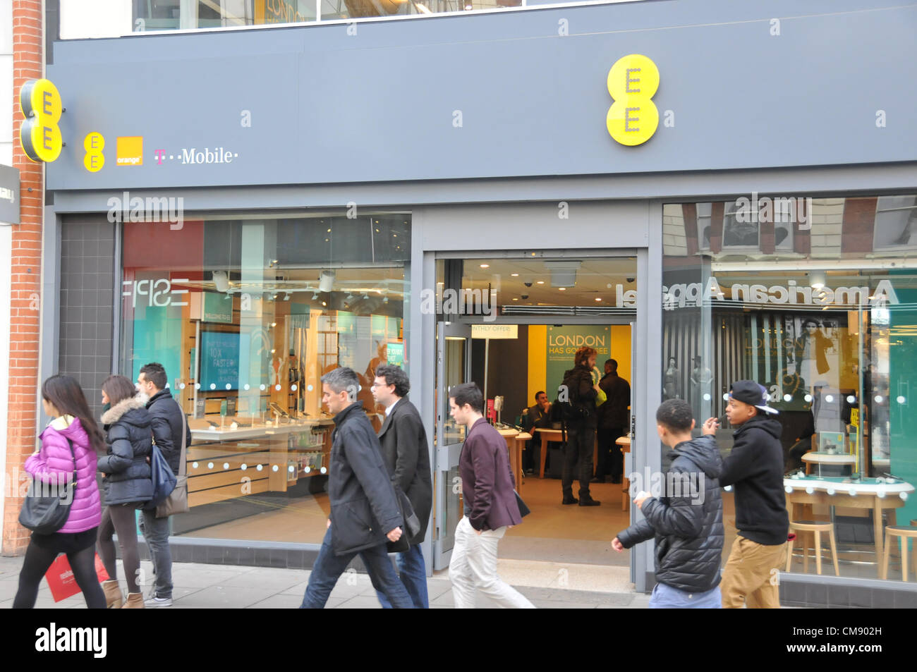 Oxford Street London Uk 31 Oktober 2012 Die Menschen Gehen Vergangenheit Die Re Branding Ee Speichern Auf Der Oxford Street Ee Everything Everywhere Startet 4g Superschnellen Breitband In Ganz Grossbritannien Zunachst In London