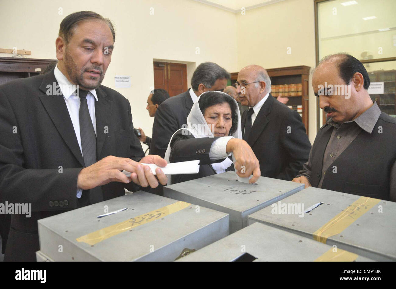 Anwälte geben ihre Stimme während der Supreme Court Bar Association (SCBA) Wahl in Lahore Anwaltskammer in Lahore auf Mittwoch, 31. Oktober 2012 statt. Stockfoto