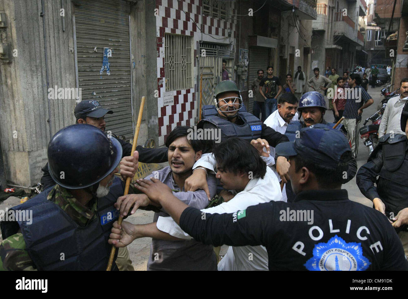 Polizeibeamte in Baton kostenlos wiederhergestellt, Demonstranten zu zerstreuen, wie sie gegen Blasphemie Anti-Islam-Papier in Farooqi Girls High School Prämisse, in Lahore auf Mittwoch, 31. Oktober 2012 gefunden protestieren. Stockfoto