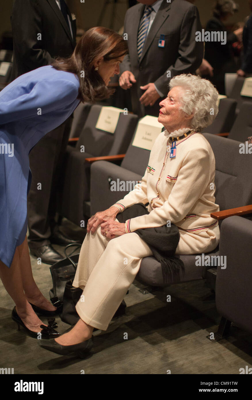 Annie Glenn, Ehefrau von Astronaut und US-Senator John Glenn spricht mit Luci Baines Johnson in der LBJ Library in Austin Texas Stockfoto