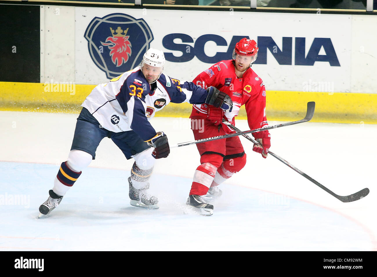 Fotos von Guildford Flammen v Swindon Wildkatzen Eishockey übereinstimmen. Die Flammen verlor 5: 4 mit zwei Toren auch verboten. Foto zeigt Guildford Nr. 33 Branislav Kvetan und Swindon Nr. 60 Jonas Hoog Stockfoto