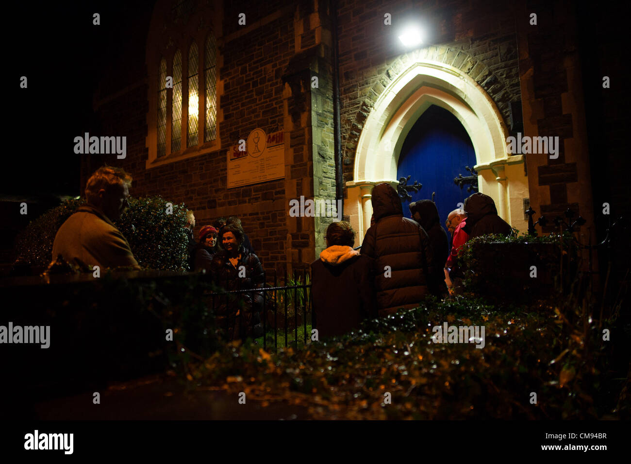 Die letzten Minuten zu unserer lieben Frau von den Engeln und Heiligen Winifreds Kirche Aberystwyth bevor es endgültig um Mitternacht am 31. Oktober 2012 geschlossen. Benötigt eine Reparatur und Renovierung Mangel an Versicherung gezwungen die endgültige Schließung der katholischen Kirche auf der Queens Road, Aberystwyth Stockfoto