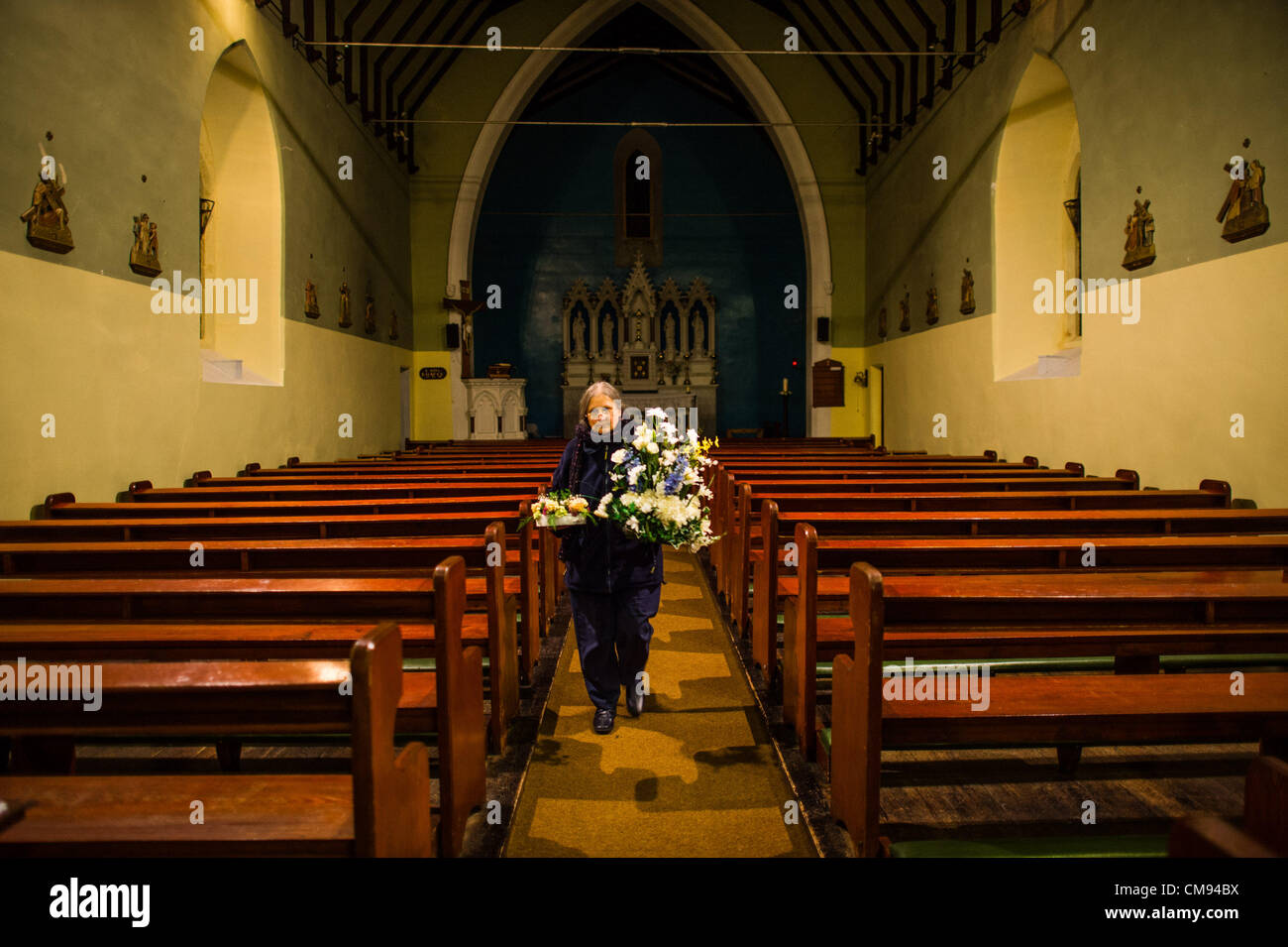 Die letzten Minuten zu unserer lieben Frau von den Engeln und Heiligen Winifreds Kirche Aberystwyth bevor es endgültig um Mitternacht am 31. Oktober 2012 geschlossen. Benötigt eine Reparatur und Renovierung Mangel an Versicherung gezwungen die endgültige Schließung der katholischen Kirche auf der Queens Road, Aberystwyth Stockfoto