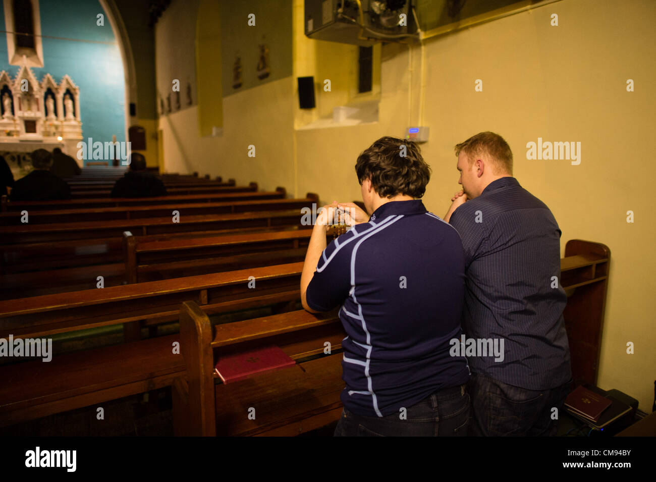 Die letzten Minuten zu unserer lieben Frau von den Engeln und Heiligen Winifreds Kirche Aberystwyth bevor es endgültig um Mitternacht am 31. Oktober 2012 geschlossen. Benötigt eine Reparatur und Renovierung Mangel an Versicherung gezwungen die endgültige Schließung der katholischen Kirche auf der Queens Road, Aberystwyth Stockfoto