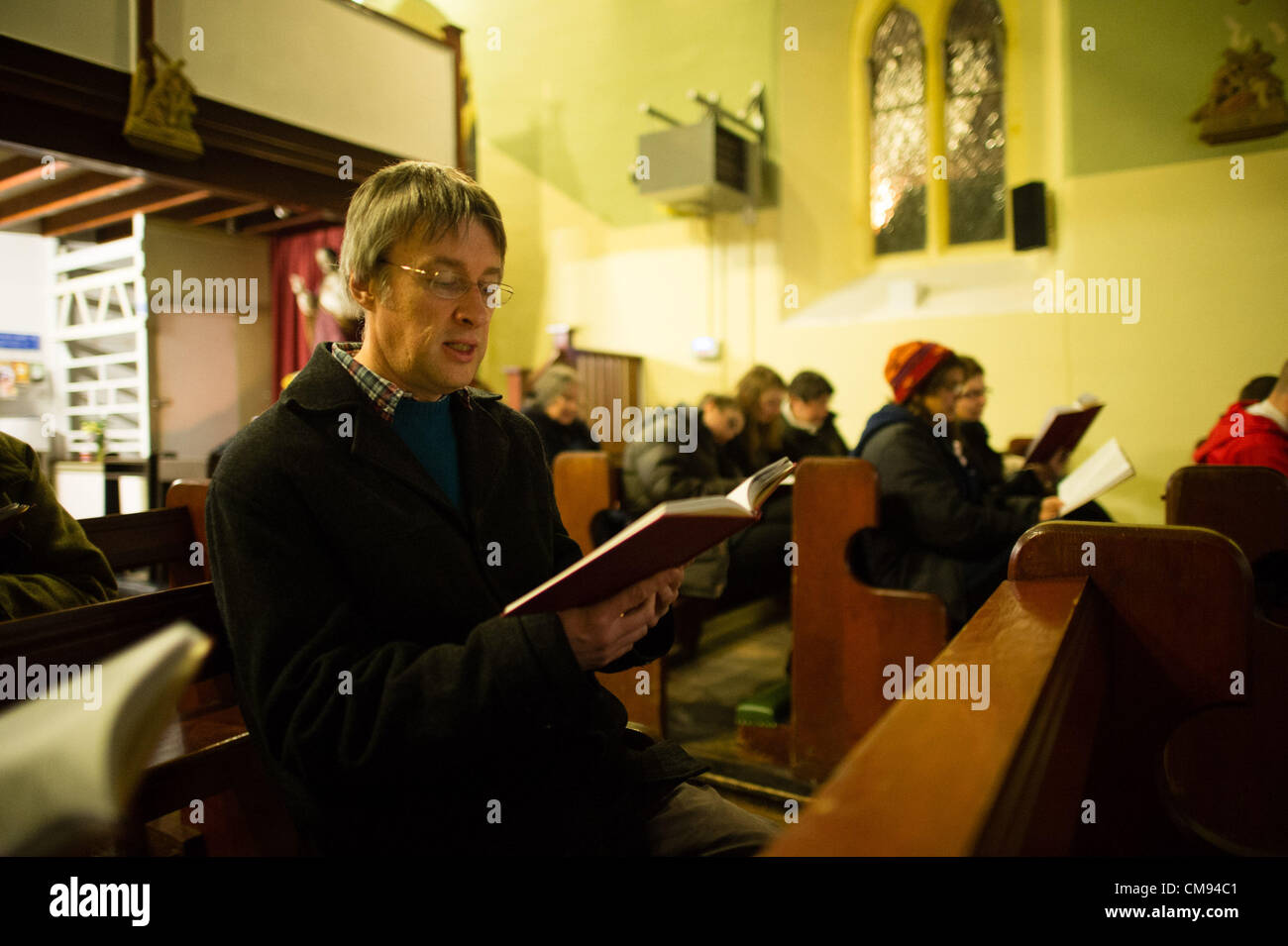 Die letzten Minuten zu unserer lieben Frau von den Engeln und Heiligen Winifreds Kirche Aberystwyth bevor es endgültig um Mitternacht am 31. Oktober 2012 geschlossen. Benötigt eine Reparatur und Renovierung Mangel an Versicherung gezwungen die endgültige Schließung der katholischen Kirche auf der Queens Road, Aberystwyth Stockfoto