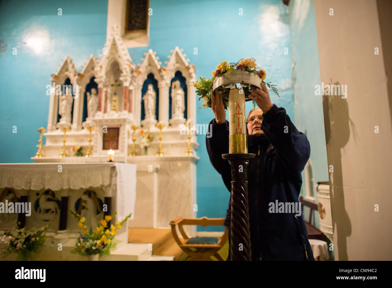 Die letzten Minuten zu unserer lieben Frau von den Engeln und Heiligen Winifreds Kirche Aberystwyth bevor es endgültig um Mitternacht am 31. Oktober 2012 geschlossen. Benötigt eine Reparatur und Renovierung Mangel an Versicherung gezwungen die endgültige Schließung der katholischen Kirche auf der Queens Road, Aberystwyth Stockfoto