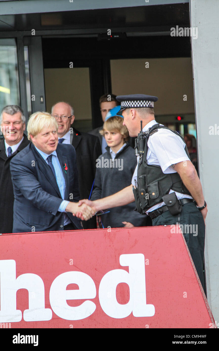 Bristol, UK. 31. Oktober 2012. Londoner Bürgermeister Boris Johnson (links), visits Bristol seine Unterstützung sowohl der Konservative Kandidat in der Bristol Bürgermeisterwahl Geoff Gollop zu bieten, und Ken Maddock, der konservative Kandidat für Polizeichef Stockfoto