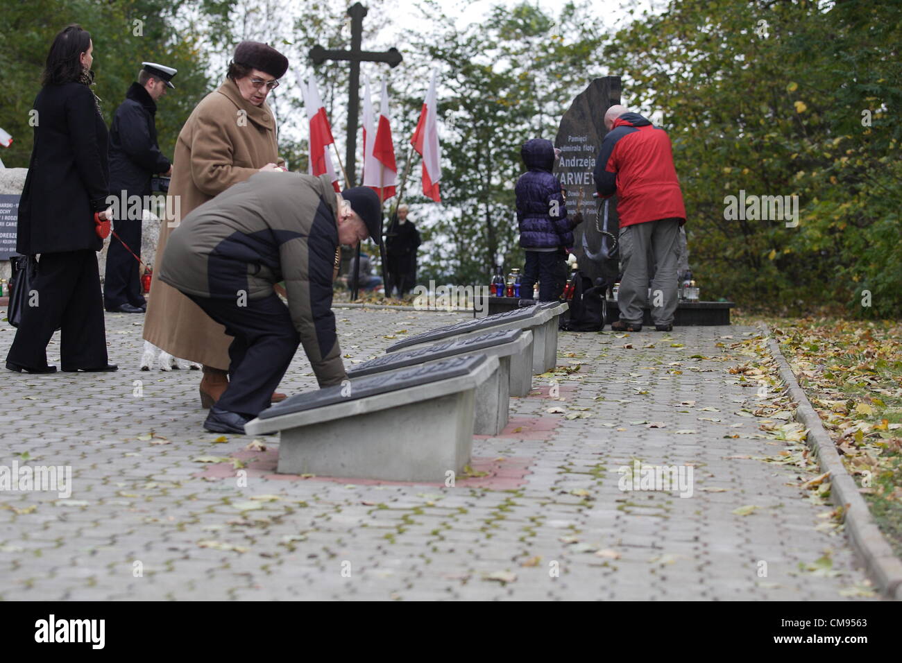 Gdynia, Polen 1. November 2012 Allerheiligen gefeiert in Polen. Menschen legen Blumen, beleuchtete Kerzen und Teilnahme an der Heiligen Messe auf die polnische Marine-Friedhof in Gdynia Oksywie. Stockfoto