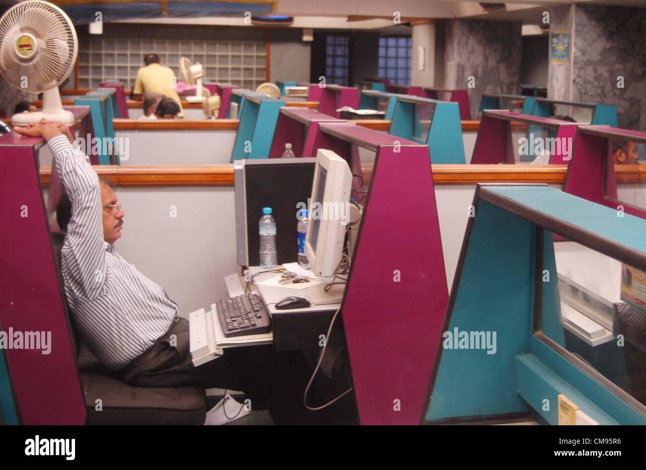 Börsenmakler überwachen die neuesten Aktienkurse im trading-Session an der Karachi Stock Exchange (KSE) auf Donnerstag, 1. November 2012. Der Karachi Stock Exchange (KSE) benchmark-100-Index stieg auf ein Allzeithoch von 15.910 Punkten am Mittwoch im Hinblick auf niedrige Inflation Zahlen für den Monat Oktober. Stockfoto