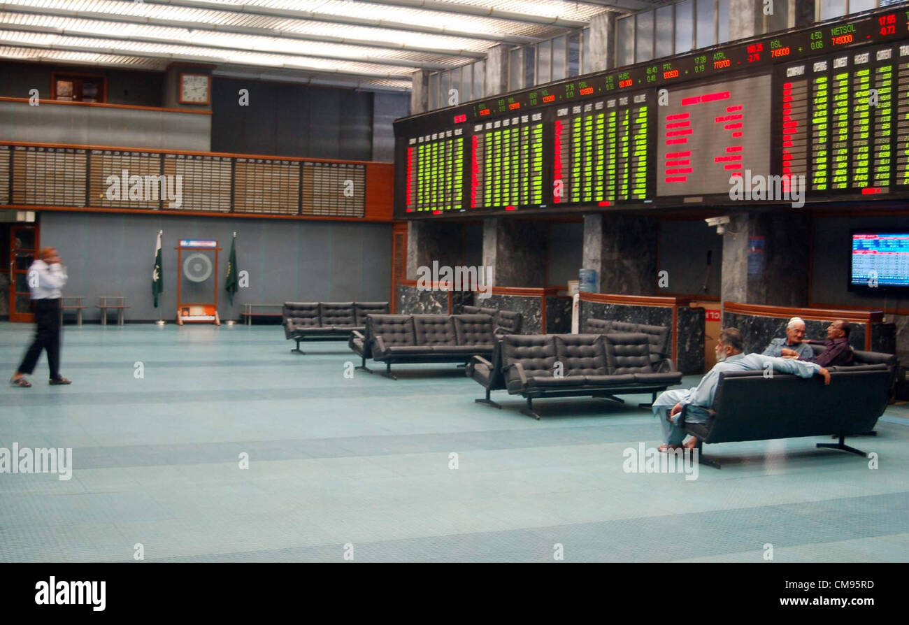 Börsenmakler sitzen in der Nähe ein Index-Board zeigt einen starken Rückgang der Bestände während trading-Session an der Karachi Stock Exchange auf Donnerstag, 1. November 2012.  Der Karachi Stock Exchange (KSE) benchmark-100-Index stieg auf ein Allzeithoch von 15.910 Punkten am Mittwoch im Hinblick auf niedrige Inflation Zahlen für den Monat Oktober. Stockfoto