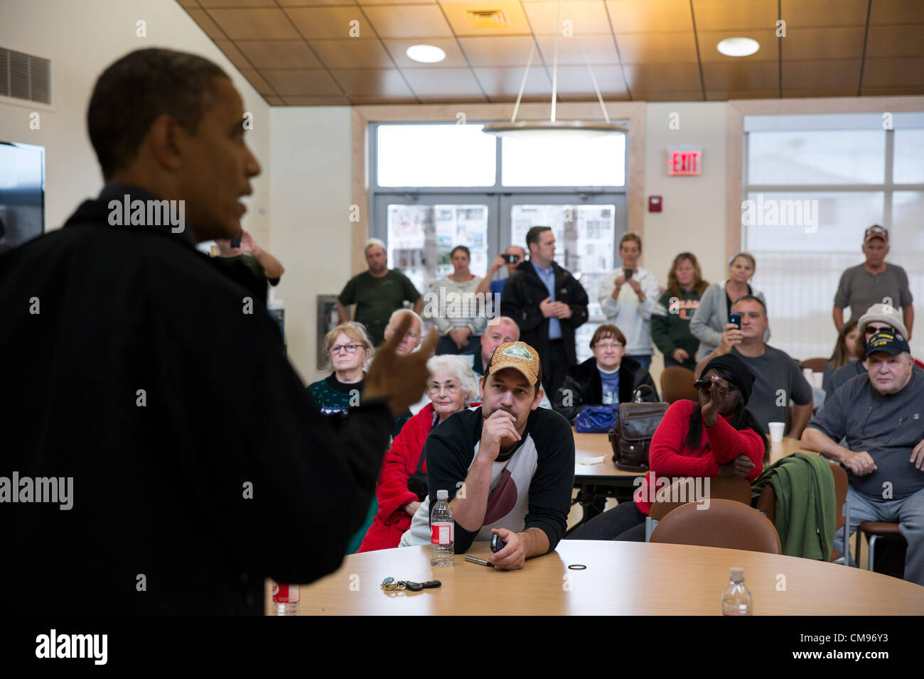 US-Präsident Barack Obama spricht mit den Anwohnern im Brigantine Beach Community Center, die als Unterstand für die Vertriebenen vom Hurricane Sandy 31. Oktober 2012 in Brigantine, NJ dienen wird. Stockfoto