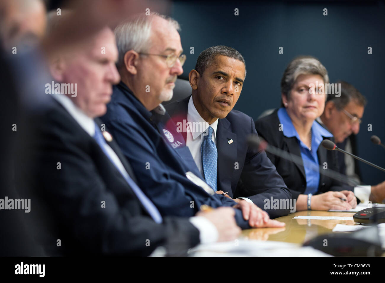 US-Präsident Barack Obama hört Transport Sekretär Ray LaHood sprechen bei einem Briefing über die Reaktion auf Hurrikan Sandy in FEMA Zentrale 31. Oktober 2012 in Washington, DC. Im Bild sind von links, Sekretär LaHood; Energieminister Steven Chu; John Brennan, Assistent des Präsidenten für innere Sicherheit und Bekämpfung des Terrorismus; FEMA Administrator Craig Fugate; Homeland Security Secretary Janet Napolitano; und Verteidigungsminister Leon Panetta. Stockfoto