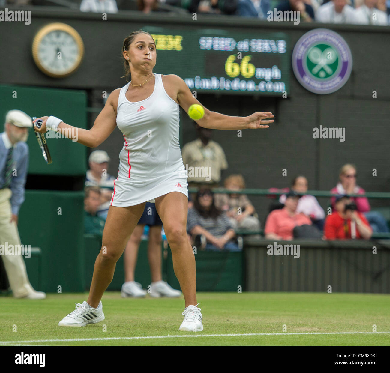 27.06.2012 die Wimbledon Tennis Championships 2012 statt bei den All England Lawn Tennis and Croquet Club, London, England, UK.    Tamira Paszec (AUT) V Caroline Wozniacki (DEN [7].  Tamira in Aktion. Stockfoto