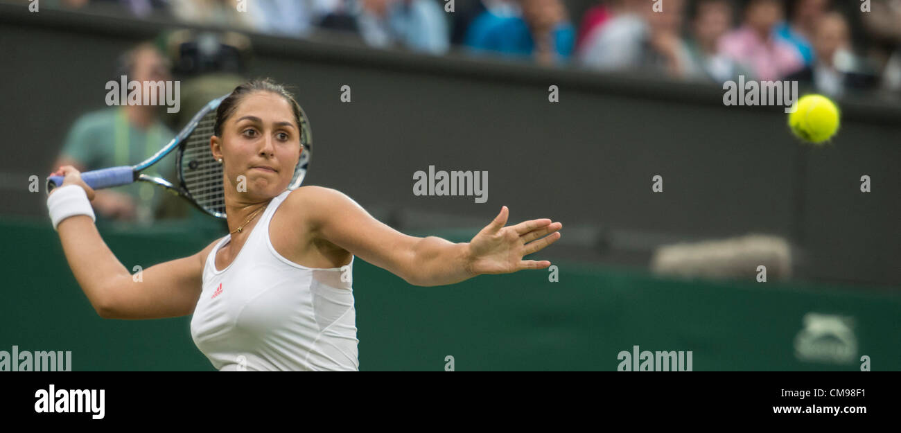 27.06.2012 die Wimbledon Tennis Championships 2012 statt bei den All England Lawn Tennis and Croquet Club, London, England, UK.    Tamira Paszec (AUT) V Caroline Wozniacki (DEN [7].  Tamira in Aktion. Stockfoto