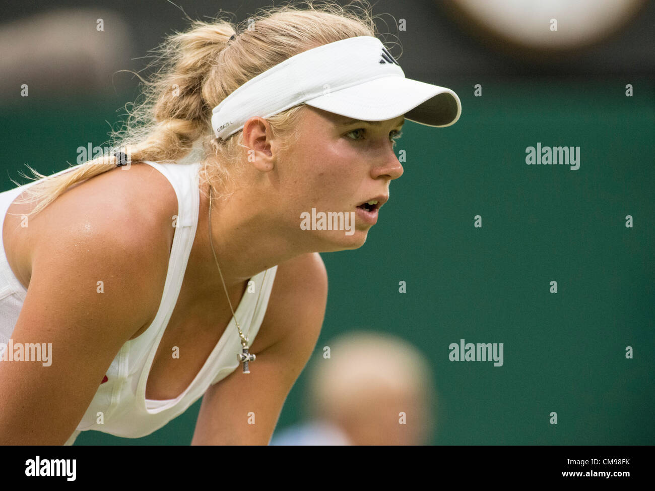 27.06.2012 die Wimbledon Tennis Championships 2012 statt bei den All England Lawn Tennis and Croquet Club, London, England, UK.    Tamira Paszec (AUT) V Caroline Wozniacki (DEN [7].  Caroline in Aktion. Stockfoto