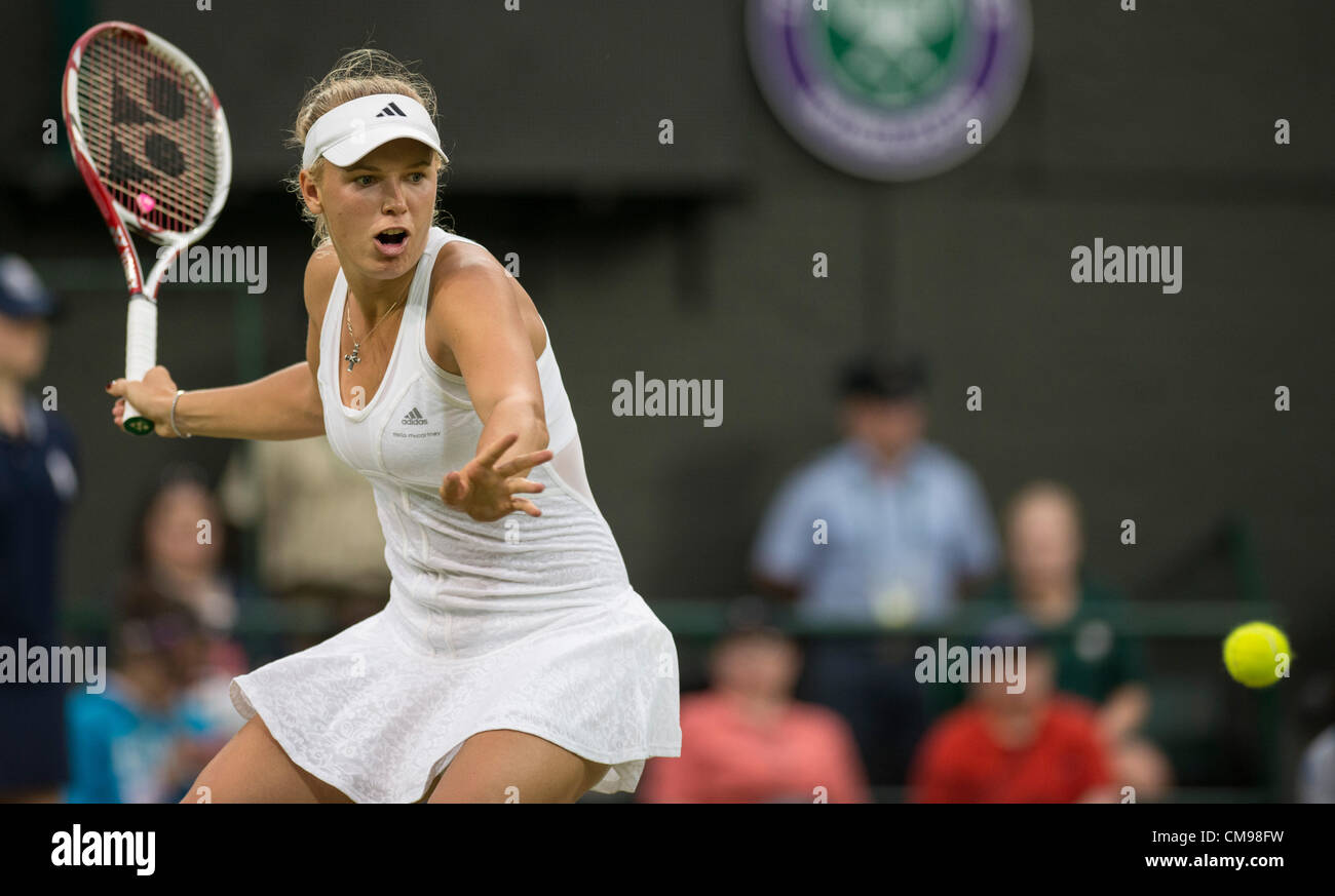 27.06.2012 die Wimbledon Tennis Championships 2012 statt bei den All England Lawn Tennis and Croquet Club, London, England, UK.    Tamira Paszec (AUT) V Caroline Wozniacki (DEN [7].  Caroline in Aktion. Stockfoto