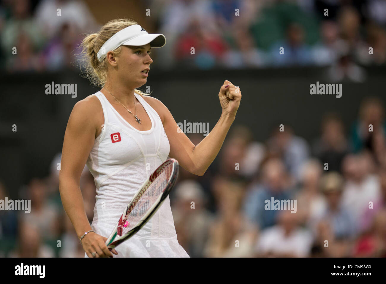 27.06.2012 die Wimbledon Tennis Championships 2012 statt bei den All England Lawn Tennis and Croquet Club, London, England, UK.    Tamira Paszec (AUT) V Caroline Wozniacki (DEN [7].  Caroline in Aktion. Stockfoto