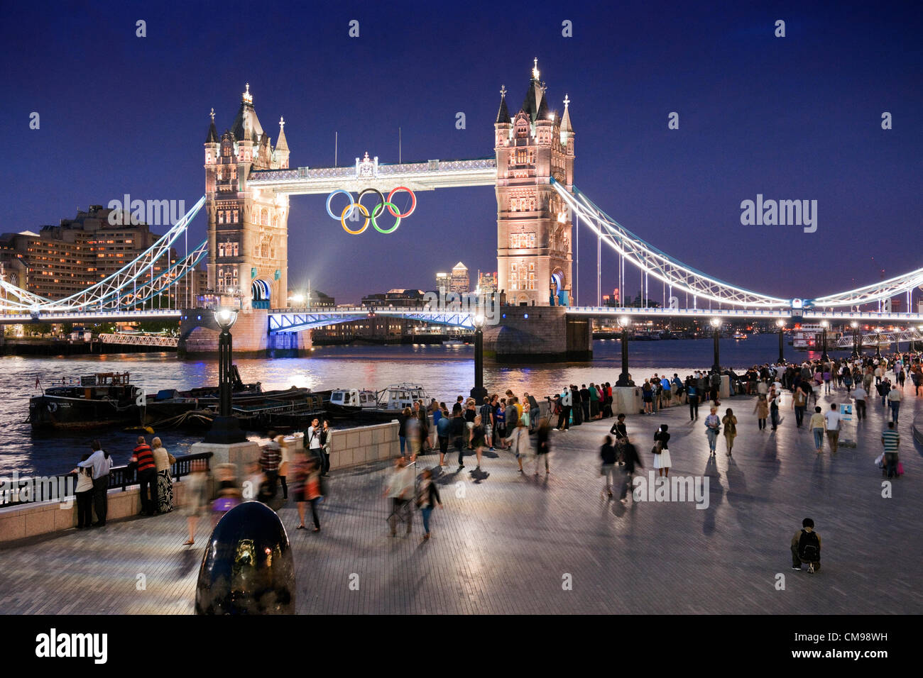 London, UK Wednesdayv27th Juni 2012. Im Anschluss an die Enthüllung der Olympischen Ringe auf Tower Bridge früher in den Tag Massen behandelt wurden, eine spektakuläre Vorschau des Licht-Show, die jede Nacht während der Olympischen Spiele spielen. London veranstaltet die 30. Olympischen Sommerspiele, die am 27. Juli 2012 beginnen. Stockfoto