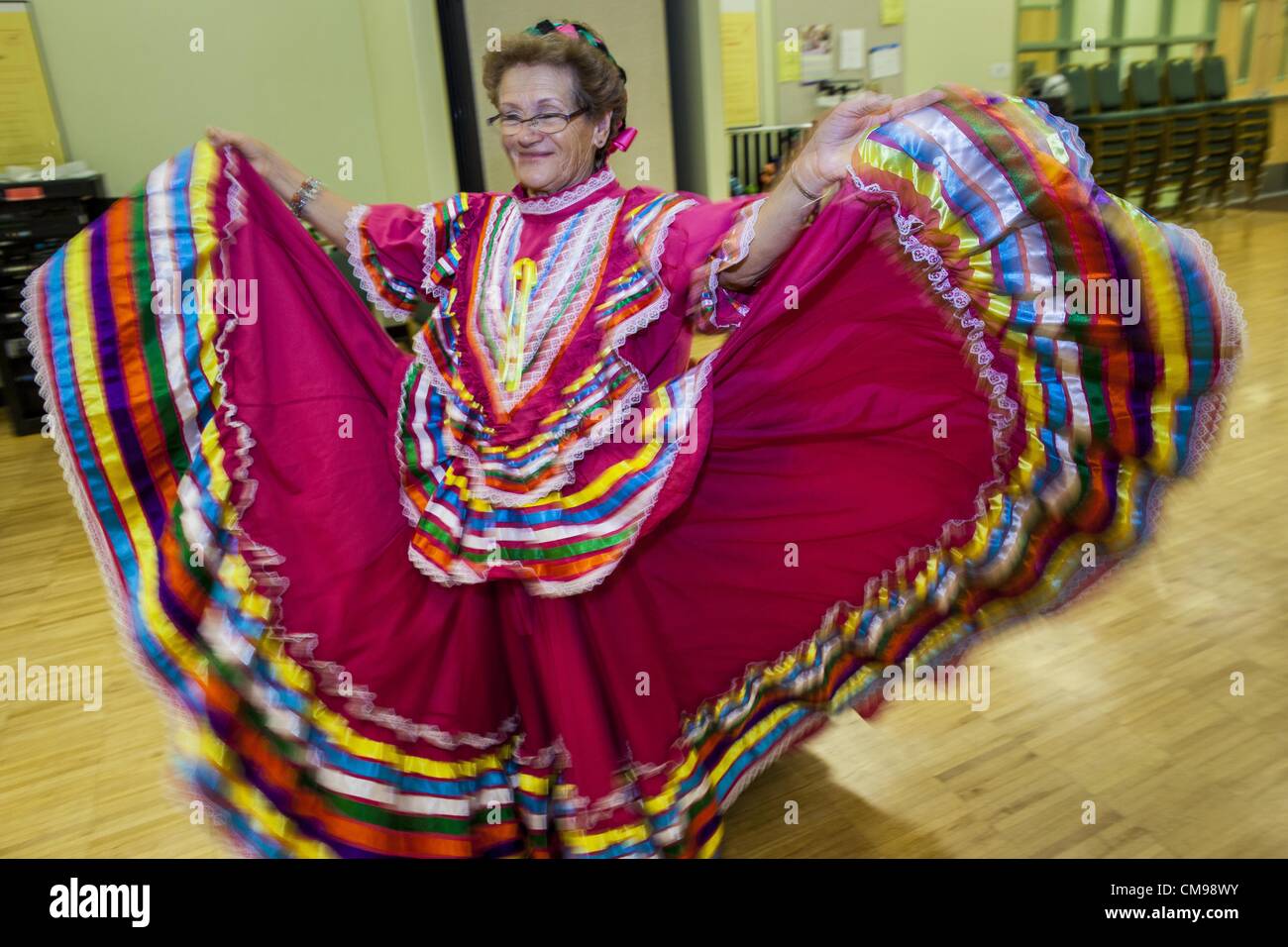 27. Juni 2012 - wirbelt Glendale, Arizona, USA - CARLINDA REBELO, 71 Jahre alt, in ihr buntes Kleid während der Proben für die Senior-Fiesta-Tänzer Mittelpunkt Erwachsenen Glendale in Arizona, einem Vorort von Phoenix. Tanzen wie ein Teil des Trainingsprogramm nicht ungewöhnlich ist, aber die Senior Fiesta Tänzer mexikanischen Stil Folklorico Tänze für ihr Workout verwenden. Die Senior-Fiesta-Tänzer haben zusammen seit 15 Jahren durchgeführt. Sie erhalten jede Woche für Proben zusammen und führen in Pflegeheimen und Ruhestand Zentren in der Gegend von Phoenix, einmal im Monat oder so. Ihre energetische mexikanischen Folklorico danc Stockfoto