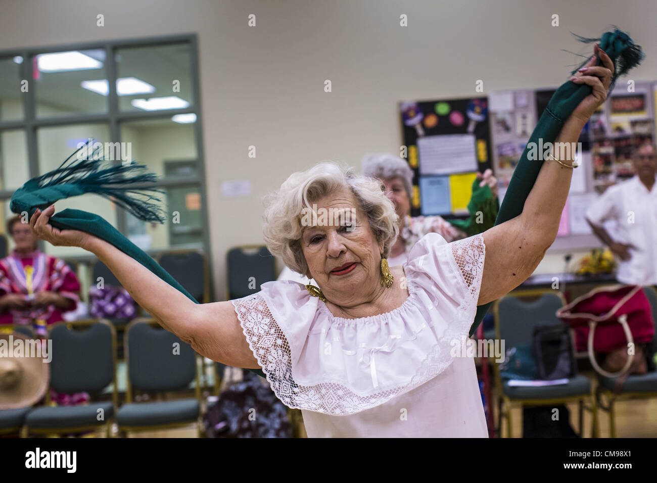27. Juni 2012 - arbeitet Glendale, Arizona, USA - BLANCA FERNANDEZ, 80 Jahre alt, der Trainer und Choreograph für die Senior-FIesta-Tänzer mit Gruppe während der Proben Mittelpunkt Erwachsenen Glendale in Arizona, einem Vorort von Phoenix. Tanzen wie ein Teil des Trainingsprogramm nicht ungewöhnlich ist, aber die Senior Fiesta Tänzer mexikanischen Stil Folklorico Tänze für ihr Workout verwenden. Die Senior-Fiesta-Tänzer haben zusammen seit 15 Jahren durchgeführt. Sie erhalten jede Woche für Proben zusammen und führen in Pflegeheimen und Ruhestand Zentren in der Gegend von Phoenix, einmal im Monat oder so. Ihre energetische Mexic Stockfoto